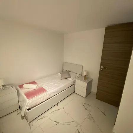 Msida, Space And Comfort For 6 Apartment *